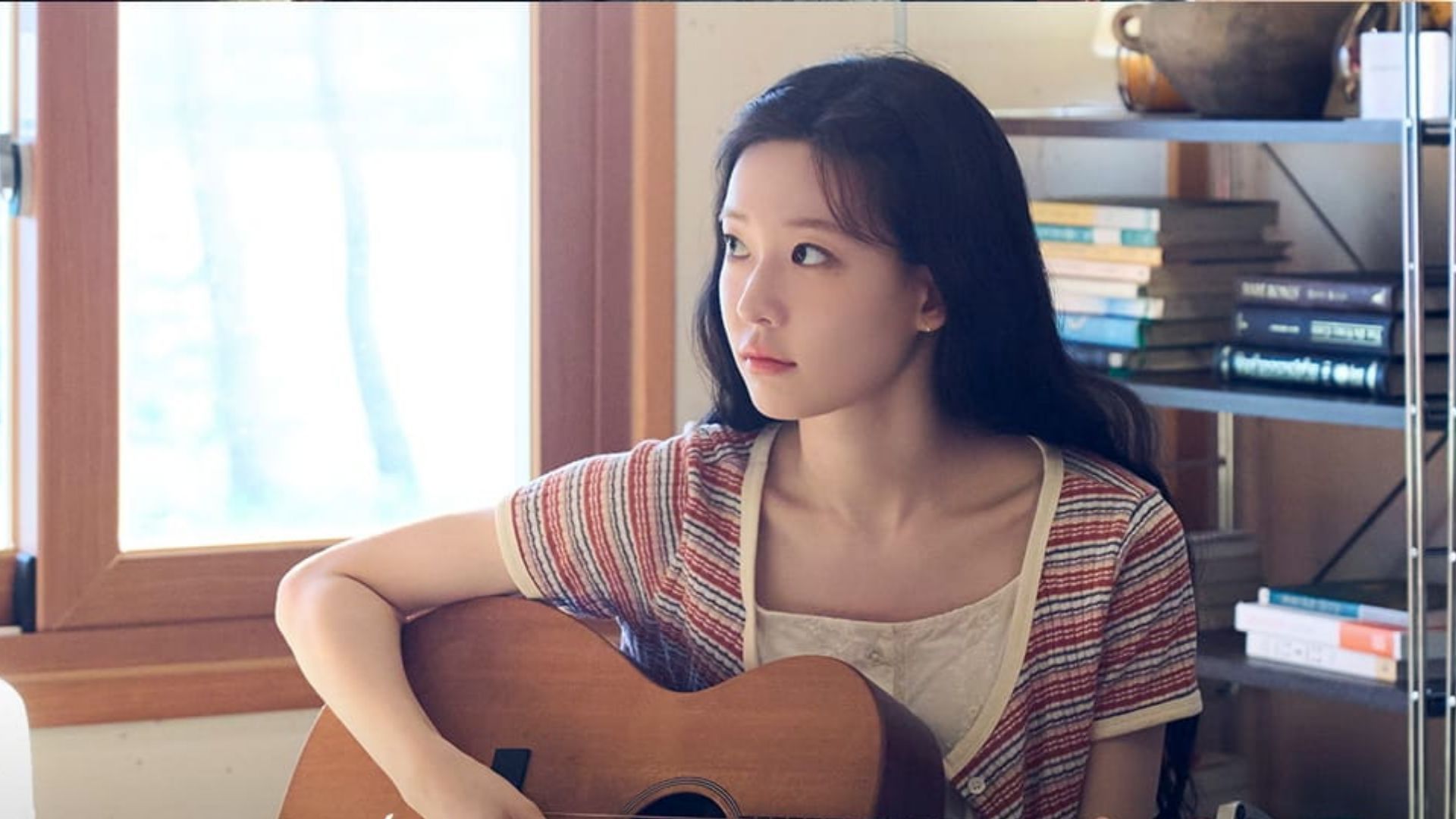 Hyo-ri sings for Bo-hyeon (Image via tvN)