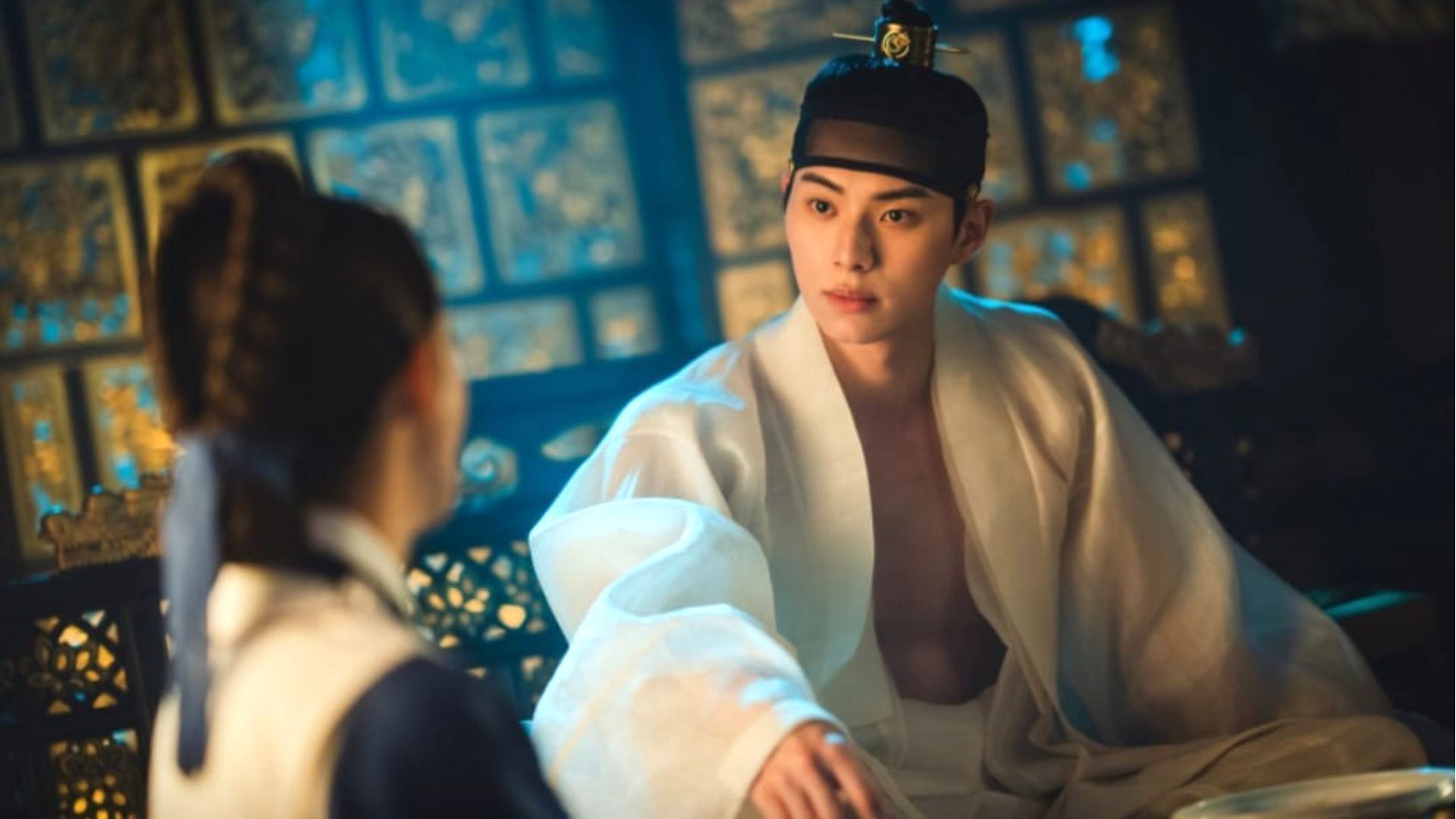Ji-young talks to the King (Image via tvN)