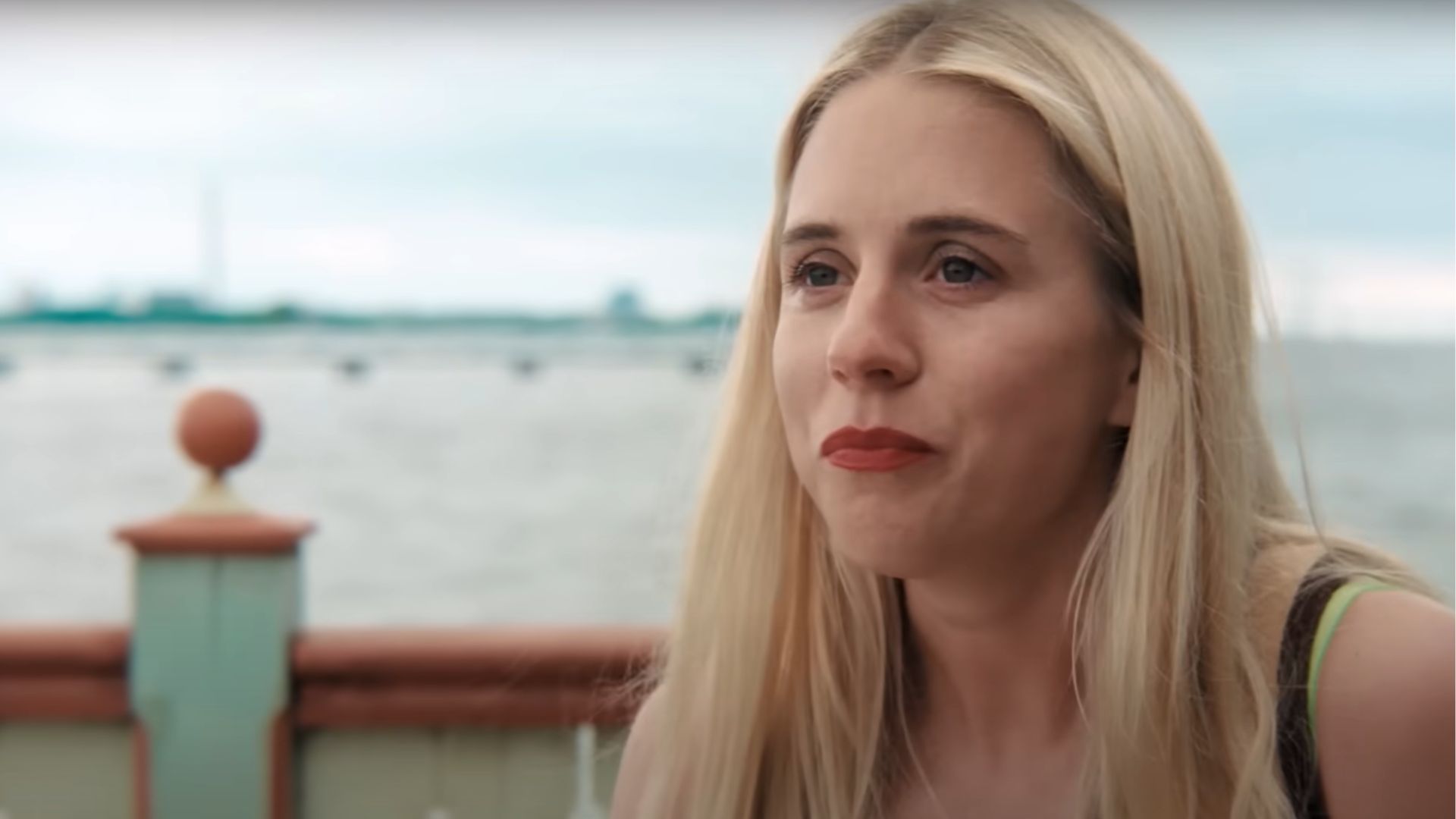 Carla Sehn as Amanda (Image via YouTube/Netflix)