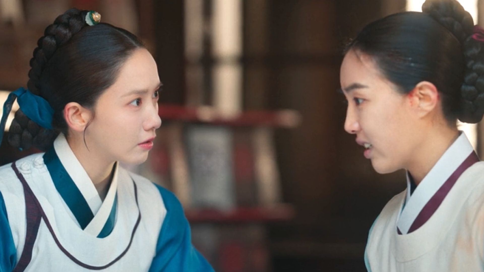 Gil-geum talks to Ji-young (Image via Netflix)
