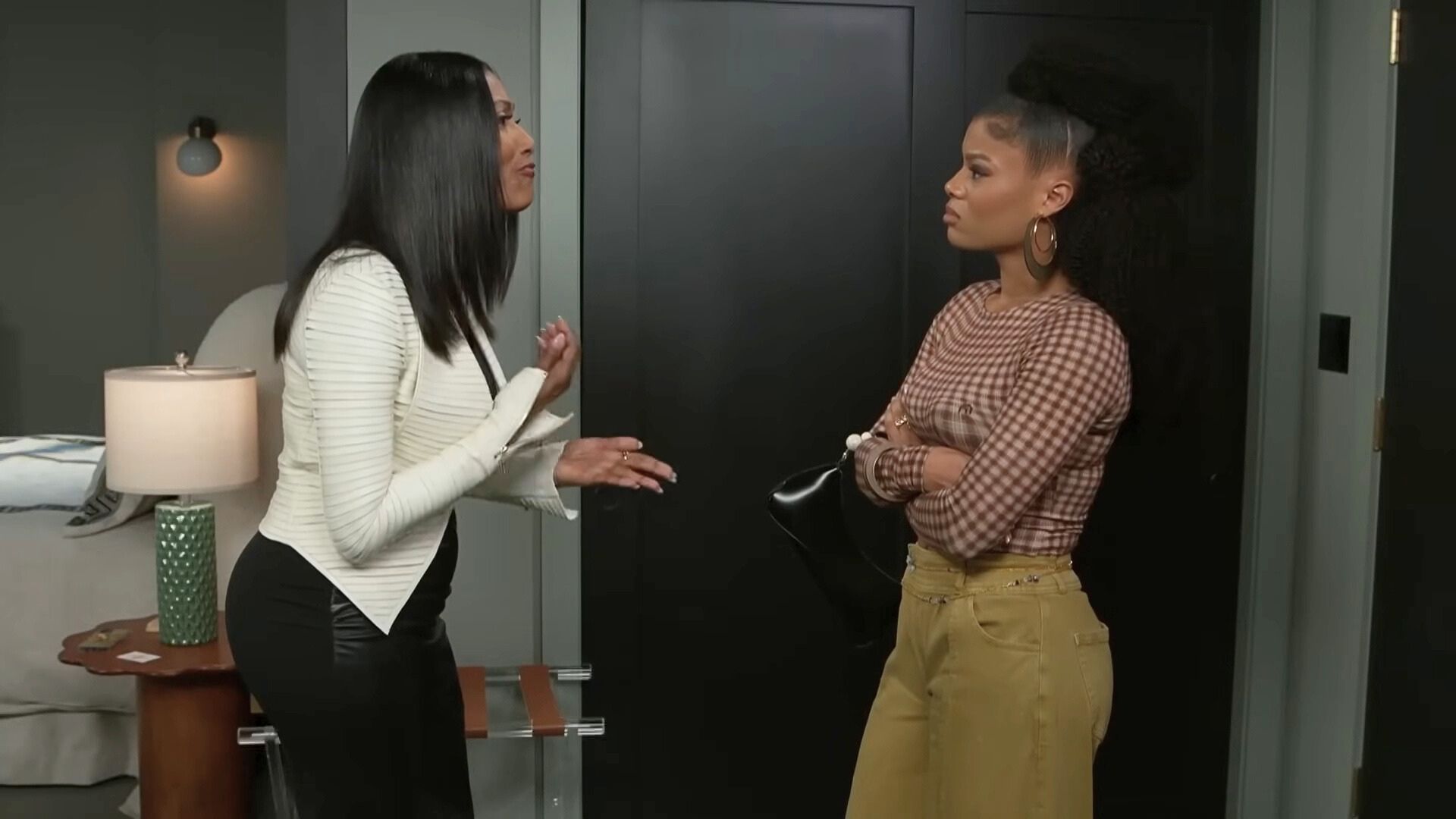 Beyond the Gates: Leslie tells her daughter, Eva, that she has to fight, clean or dirty | Image: CBS