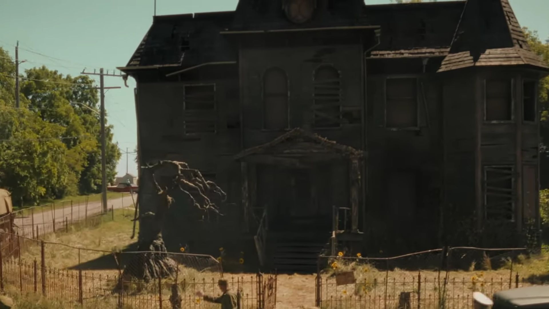 Burnt and abandoned house in Derry (Screenshot from YouTube/@HBO Max)