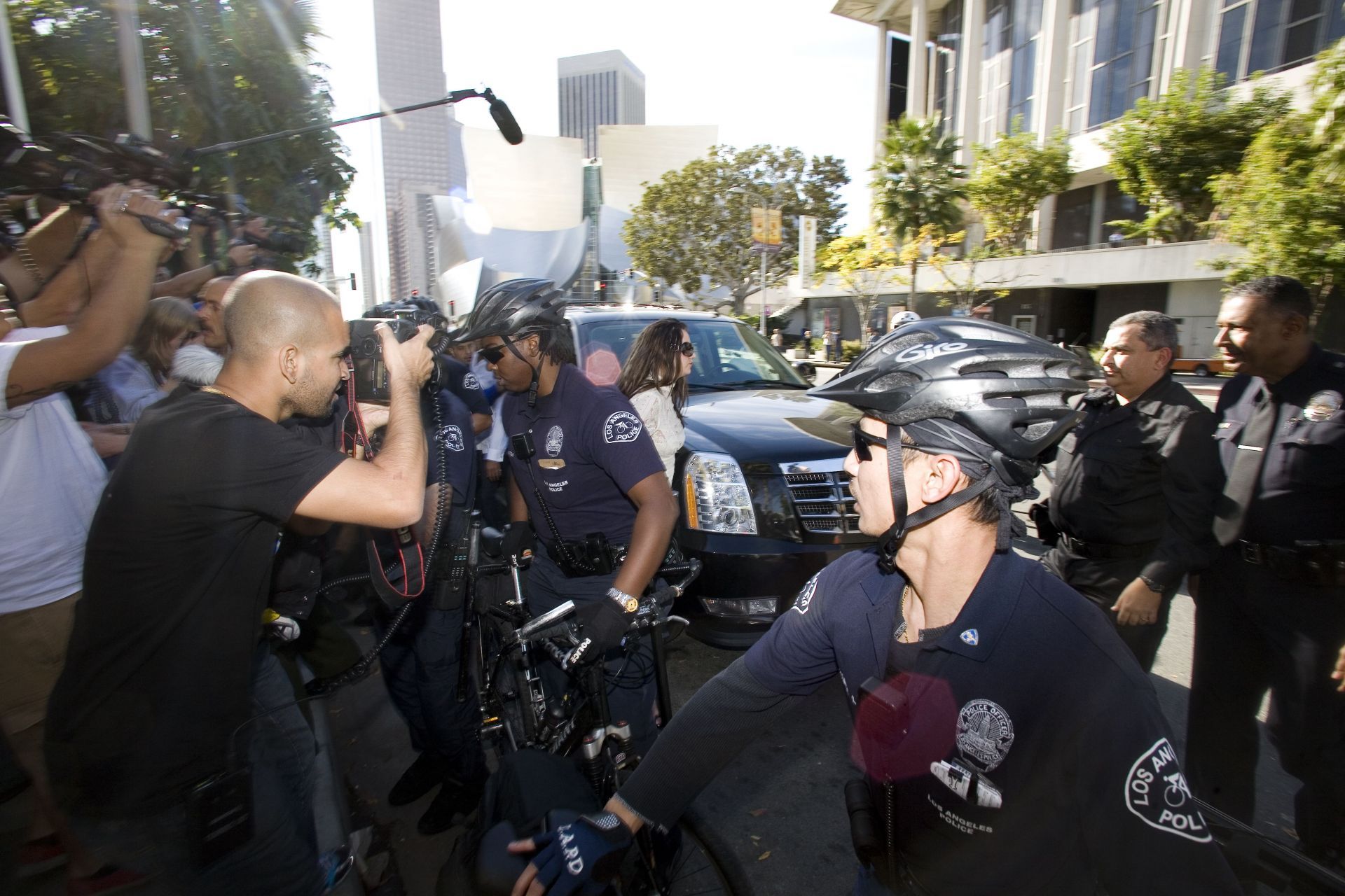 Britney Spears (center, in sunglasses) leaves the courthouse during her custody battle with Kevin Federline in 2008 (Image via Getty)