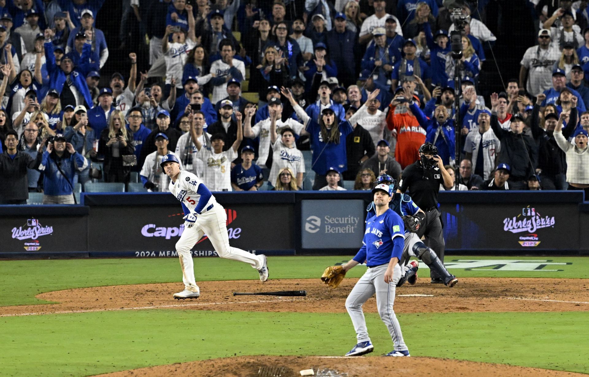 Los Angeles Dodgers defeated the Toronto Blue Jays 6-5 in eighteen innings (Image via Getty)