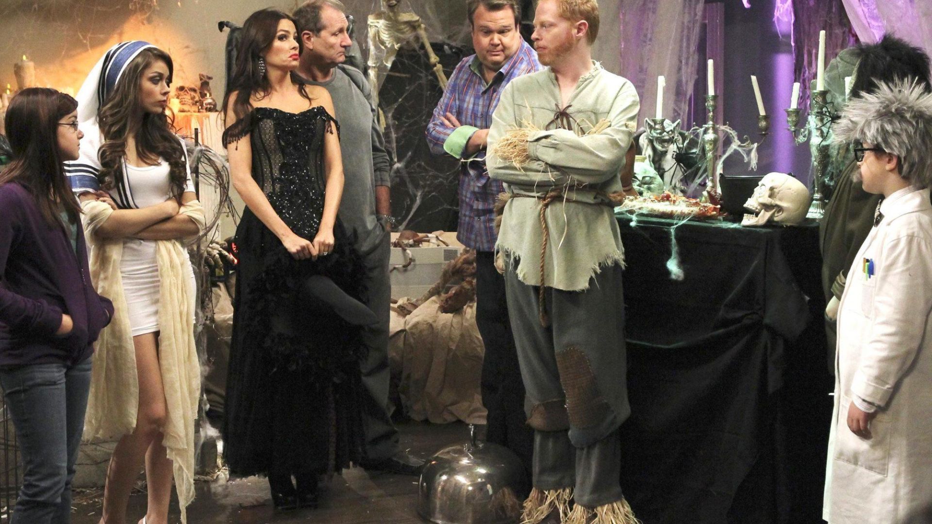 A still from Modern Family &quot;Halloween&quot; Ep 02 x 6. (Image Via: Peacock)