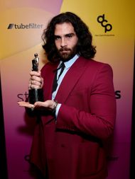 While political commentary is his forte, HasanAbi has managed to engage a large number of impressionable fans (Image via Getty)