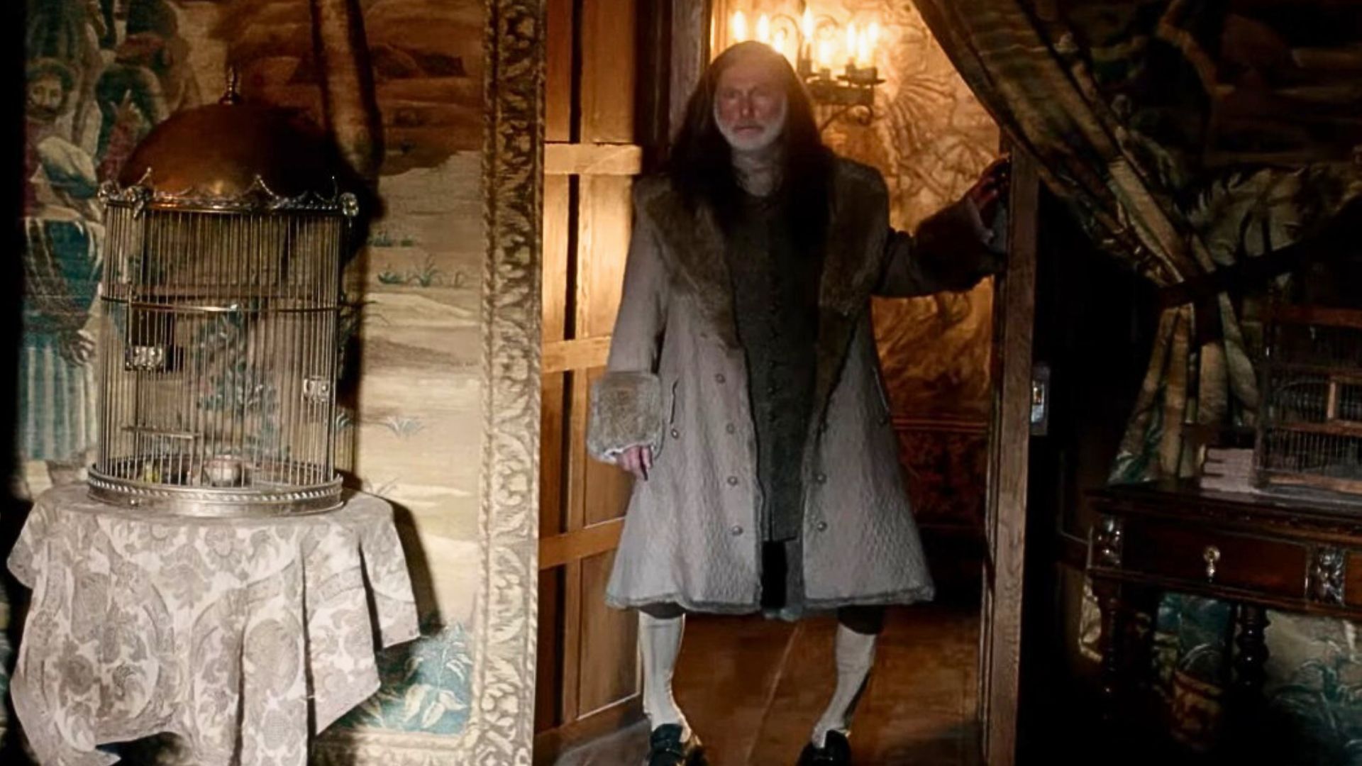 Colum (Gary Lewis) suffered from Toulouse-Lautrec Syndrome in Outlander. (Image via Netflix)