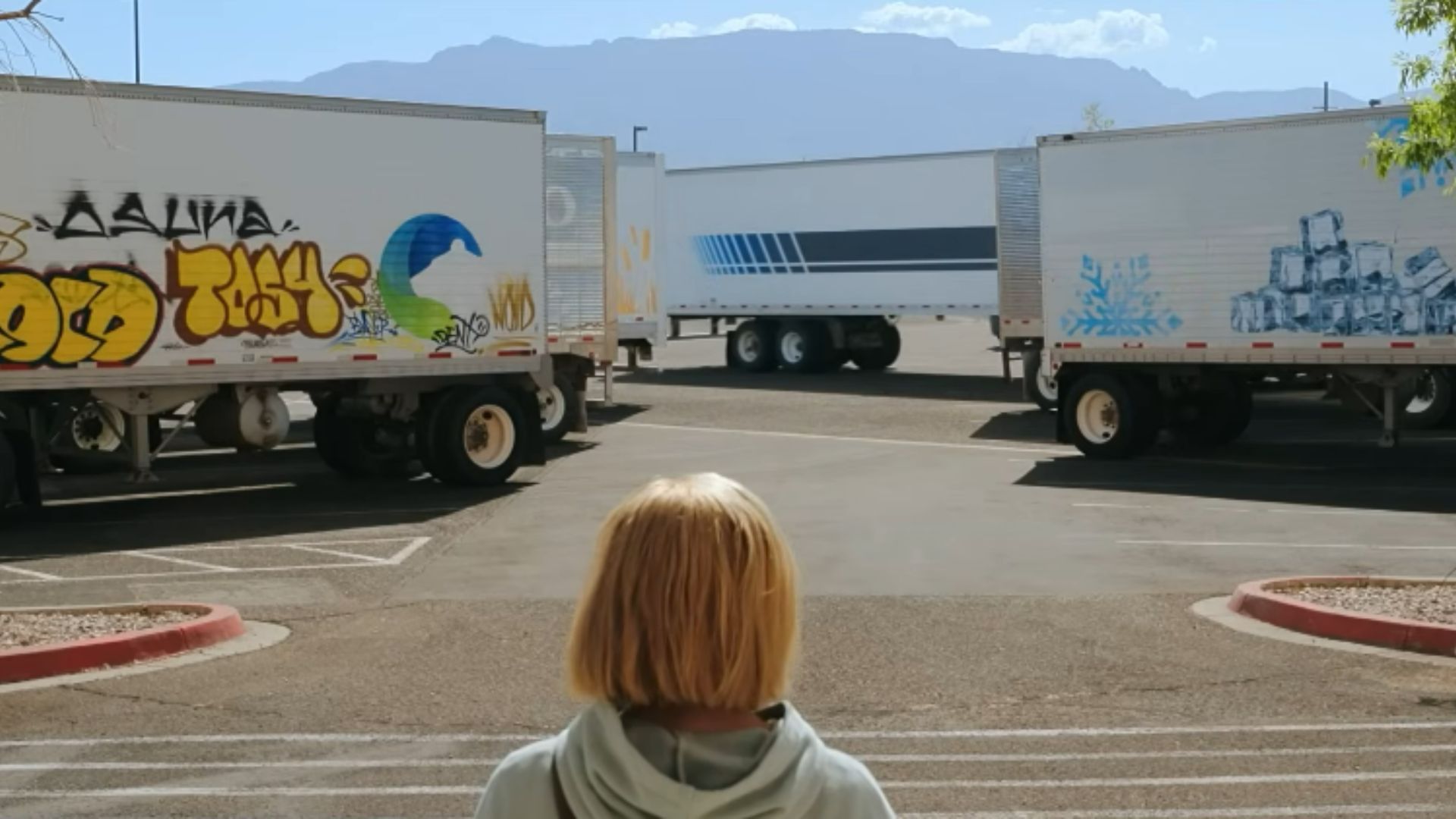 A still from the grocery store scene in Episode 3 of Pluribus (Image Via: Apple TV)