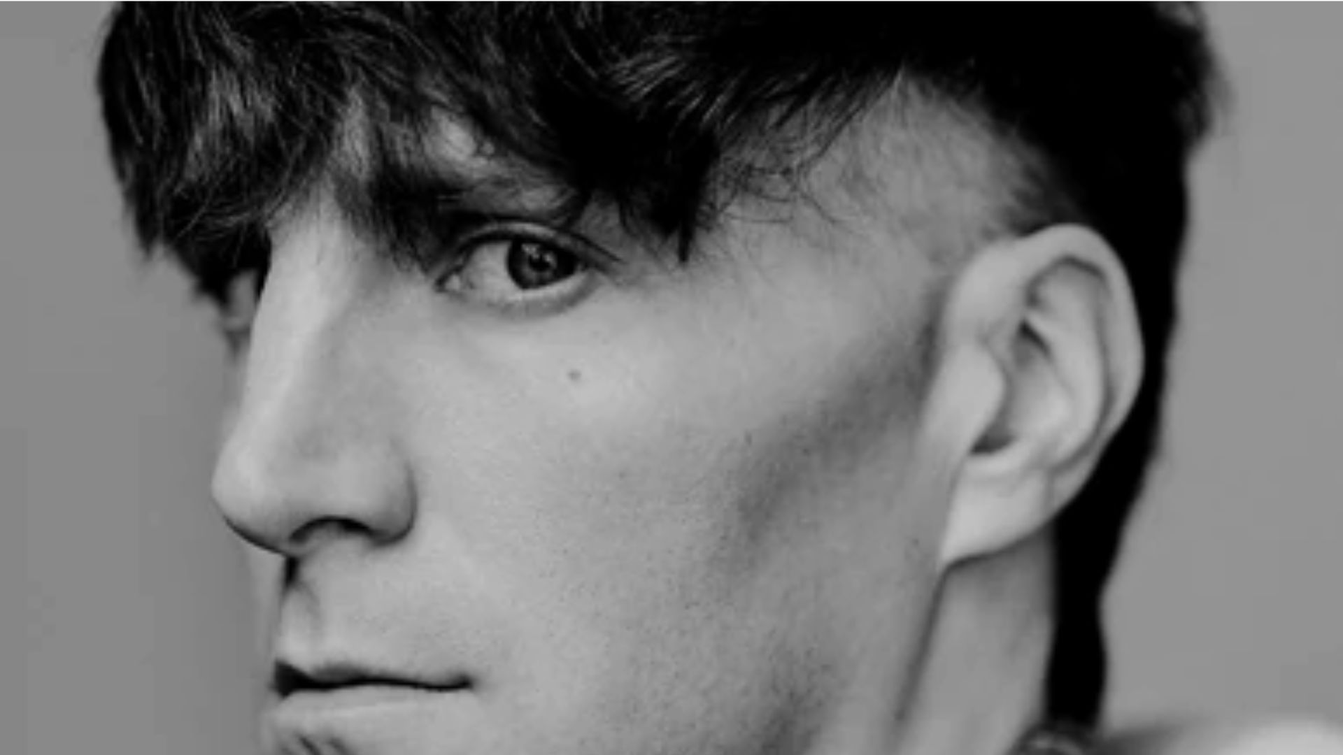 Alex Breaux as Lt. Robert Akers | Image via Netflix 