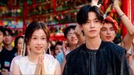 The couple visits a temple fair (Image via iQIYI)